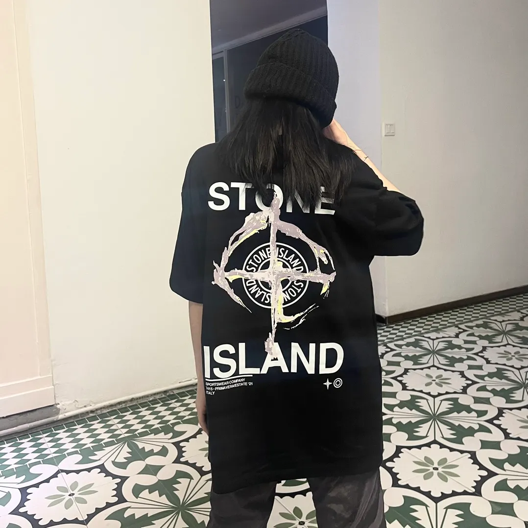 W620#P110💰 [Stone lsland/Stone Island summer new short-sleeved T-shirt with ruins compass print on the back] ⚠️[Original creation with high control of details] - Made of 260g combed cotton 32-count double yarn, soft and comfortable to the touch, sweat-absorbent and breathable. - Simple basic and versatile style, original single quality, the first choice for couples. - Made in a large factory, four needles and five threads on the shoulder, neat alignment, high quality workmanship. - Same style for men and women. Very versatile, one piece for everyone, details are clearly visible. Color: Black White Size: M L